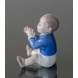 Junge sitzt und klatscht in die Hände, Bing & Gröndahl Figur Nr. 2337