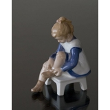 Marianne, girl tying shoelace, Bing & Grondahl figurine no. 1021491 / 2373