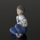 Mädchen sitzt mit Puppe auf dem Arm, Bing & Gröndahl Figur Nr. 2400