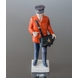 Postbote mit rotem Mantel bringt die Nachrichten, Bing & Gröndahl Figur Nr. 2451