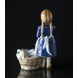 Pige med vasketøj og dukke "vaskedag", Bing & Grøndahl figur nr. 2563
