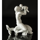 Kvinde som kysser barn, Bing & Grøndahl figur nr. 57 eller 4057