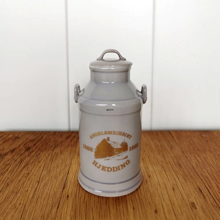 Milchkanne Bing & Gröndahl Figur Nr. 520 mit dem Logo von Molkerei Hjedding