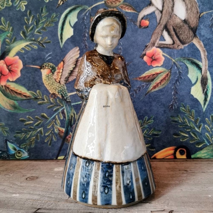 Frau in Tracht, Bing & Gröndahl Keramikfigur Nr. 7205-10