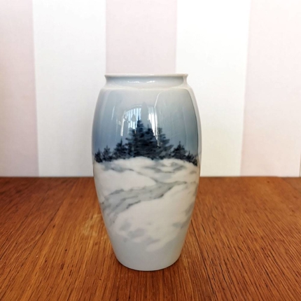 Vase mit Fichtenbäumen in einer Winterlandschaft, Bing & Gröndahl Nr. 8325-254