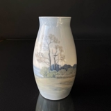 Vase med landskab med træer ved strand, Bing & Grøndahl nr. 8538-247