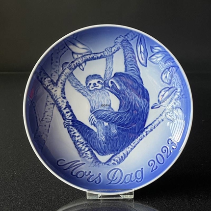 Sloth with young 2023, Bing & Grondahl Mother's Day plate