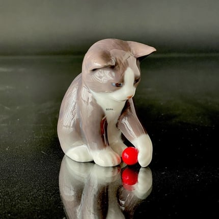 Cat Bing & Grondahl mother's day figurine (with damage the ball is missing)