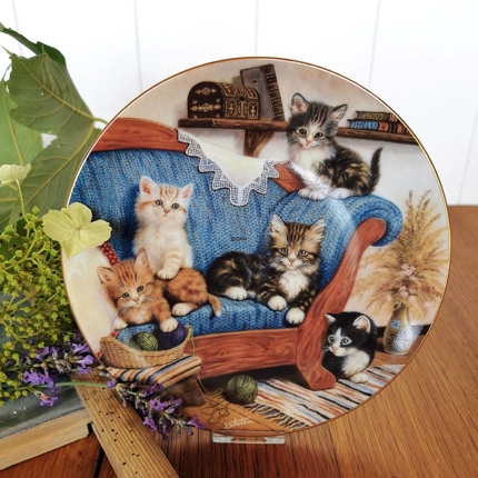 Auf dem Sofa, Teller Nr. 3 in der Serie "Die schönsten Ruheplätze", Kahla Porzellan