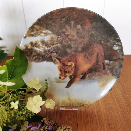 Guldkroken Teller no. 3 in der Serie "Füchse in einer Winterlandschaft", Schleichender Fuchs