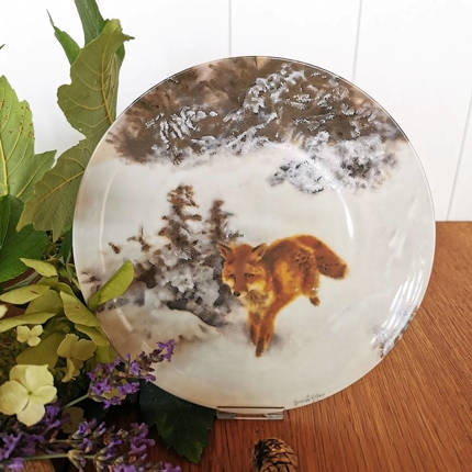 Guldkroken Teller no. 4 in der Serie "Füchse in einer Winterlandschaft", Fuchs im Sprung