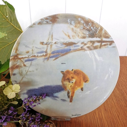 Guldkroken Teller no. 6 in der Serie "Füchse in einer Winterlandschaft", Fuchs im Schnee