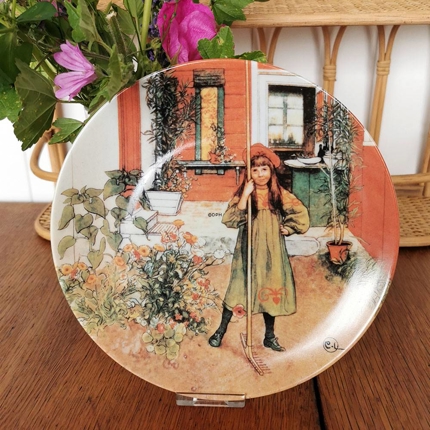 Platte nr 3 i serien "Børnene i Sundborn", Brita med riven