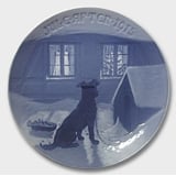 Der Bing & Gröndahl Weihnachtsteller 1915, Der angekettete Hund erhält am Weihnachtsabend eine Doppelmahlzeit