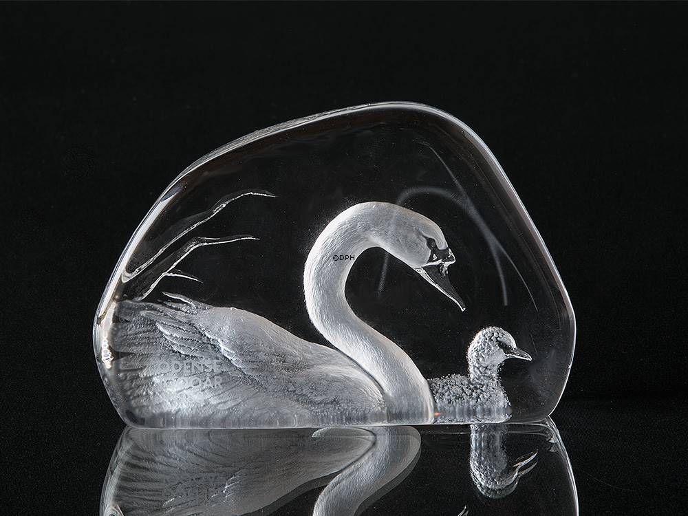 Plicht Mathis Roeispaan Mats Jonasson Wildlife Glass Sculpture of Swan with Swanling | No. DG1041 |  DPH Trading