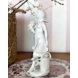 Hvid figur af kvinde med blomsterbuket og vandkande, GDR nr. 10794