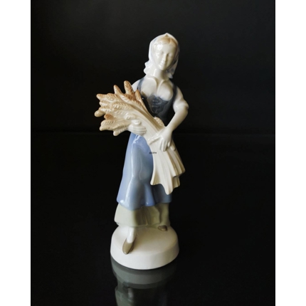 Figur von Mädchen, das mit Garbe geht