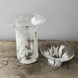 Lin Utzon Filigran Teelichthalter, klar mit weißen Blumen.