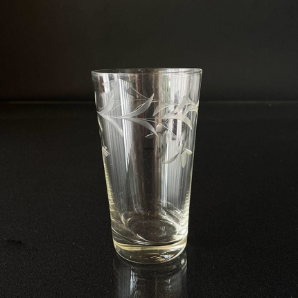 Bierglas mit Verzierungen von Blumen und Zweigen