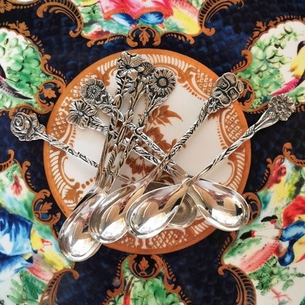 Silberne Teelöffel mit verschiedene Blumendekoration, 8 Stück