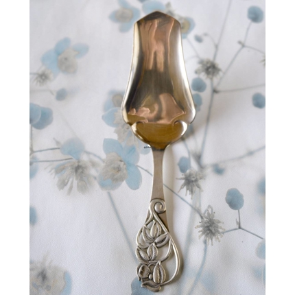 Kuchenschaufel mit Blumendekoration