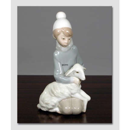 Lladro Figur, Dreng siddende med får