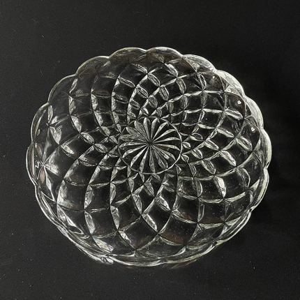Crystal glass dish with engravings