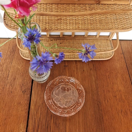 Glasskål med slibninger af bær og blade, i rosafarvet glas