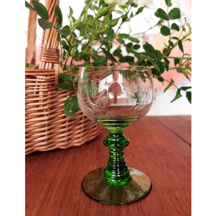 Weinglas mit Muster und grünem Stiel