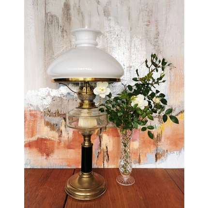 Antike Petroleumlampe aus Glas und Messing