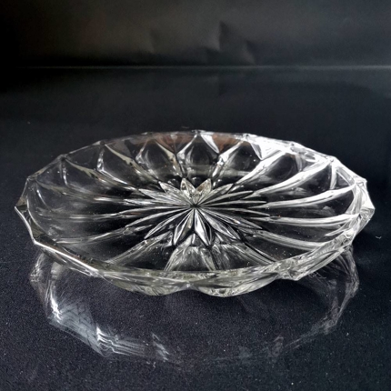 Glas fad med "isblomst" i midten