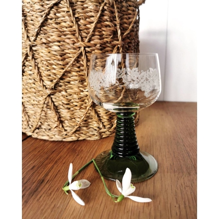 "Römerglas" mit Muster und grünem Stiel
