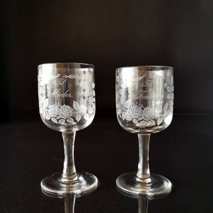 Erinnerungsgläser von Kastrup Glaswerk, "Für Mutter" und "Für Vater" (auf Dänish), Set aus 2 Stück.