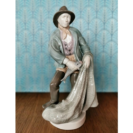 Figur eines Fischers mit Netz, gekennzeichnet GDR 10020