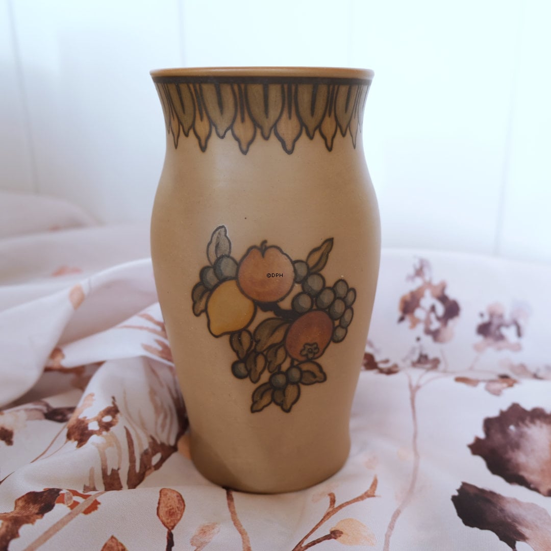 Hjorth Vase Nr. 47 mit Früchten
, Bornholmer Keramik
