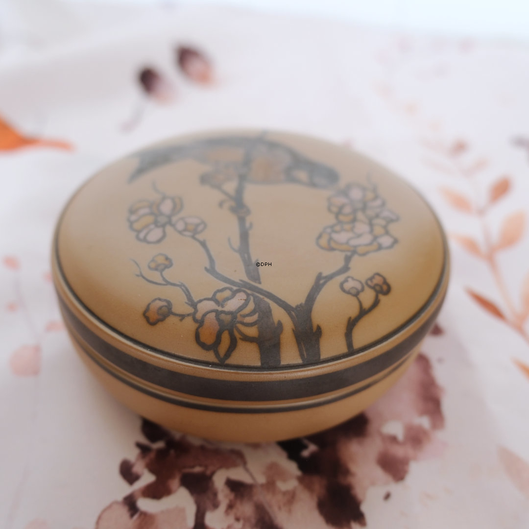 L. Hjorth krukke med låg nr. 10, med fugl