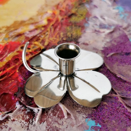 Vierblättriger Klee Kerzenständer aus versilbertem Metall.