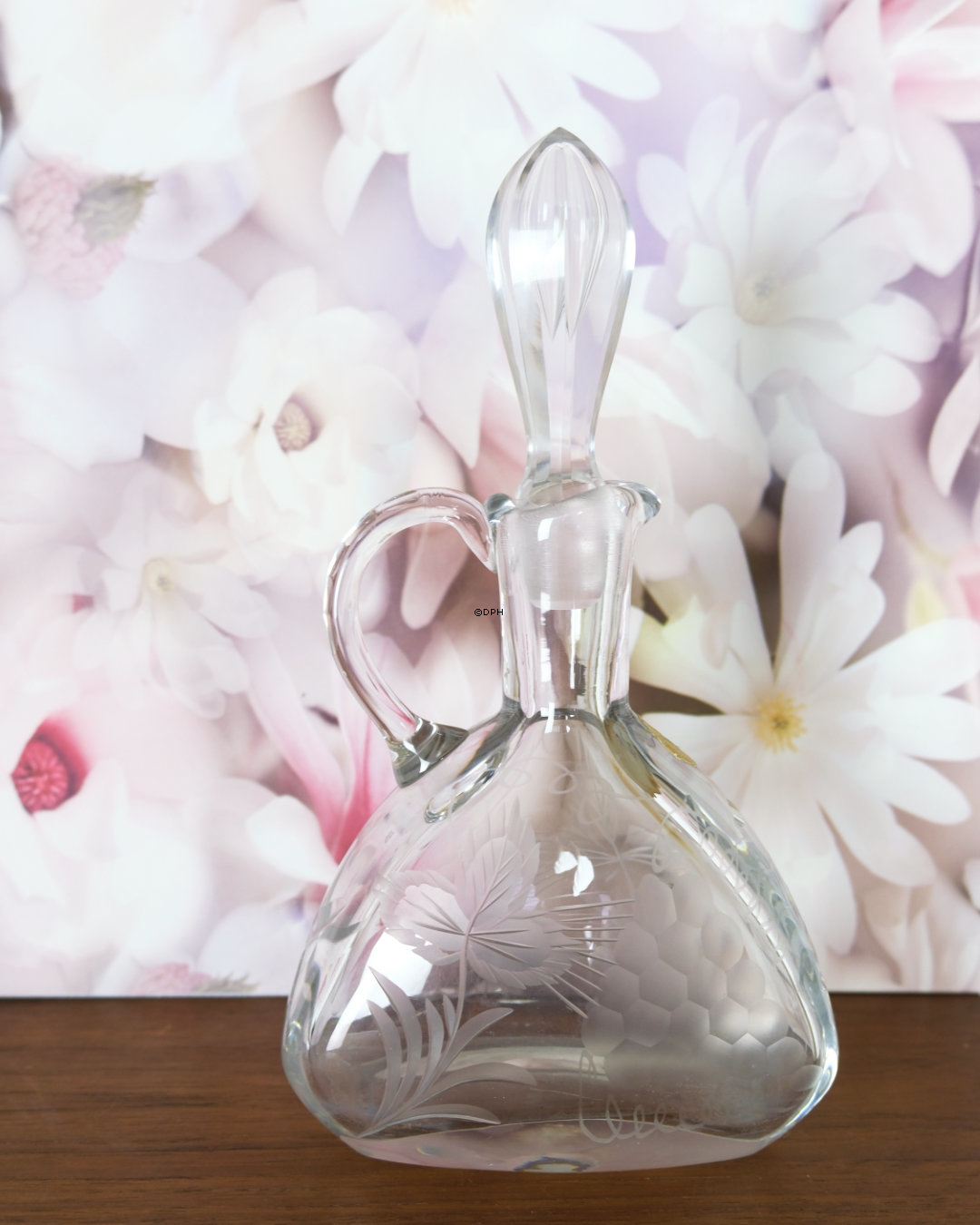 Kristallkaraffe mit handgeschliffenem Traubenmotiv