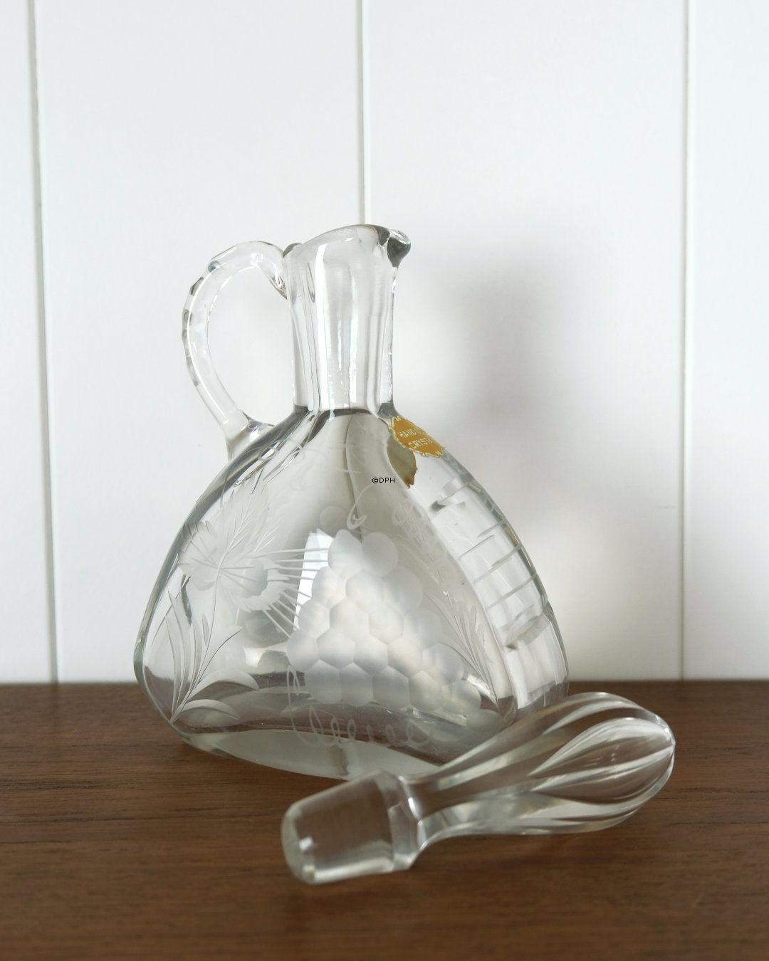 Kristallkaraffe mit handgeschliffenem Traubenmotiv