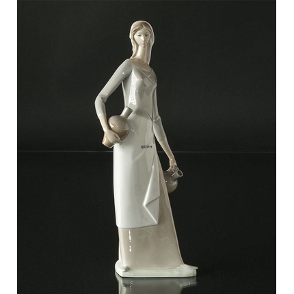 Lladro Nao figurine of woman with pottery