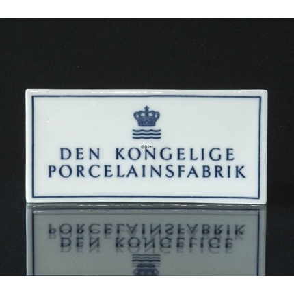 Royal Copenhagen skilt "Den kongelige Porcelainsfabrik"