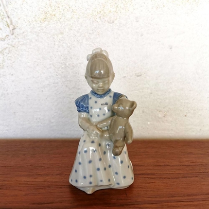 Mädchen mit Teddybär, gekennzeichnet als DDR Nr. 10572