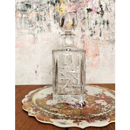 Karafe in Glas mit Schliffen am Stopfen und am Fuß