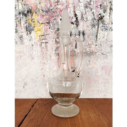 Glas Karaffe mit dezentem Muster.