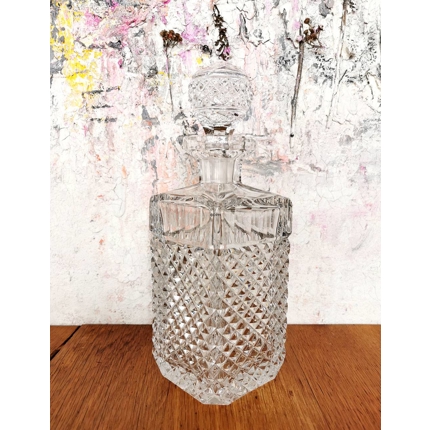 Karafe in Glas mit Schliff