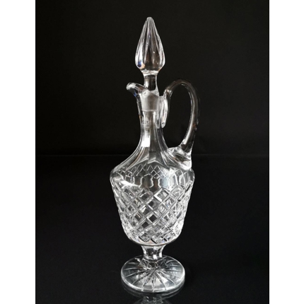 Karafe in Glas mit Schliffen am Stopfen und am Fuß