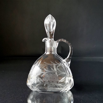 Karafe in Glas mit Schliff