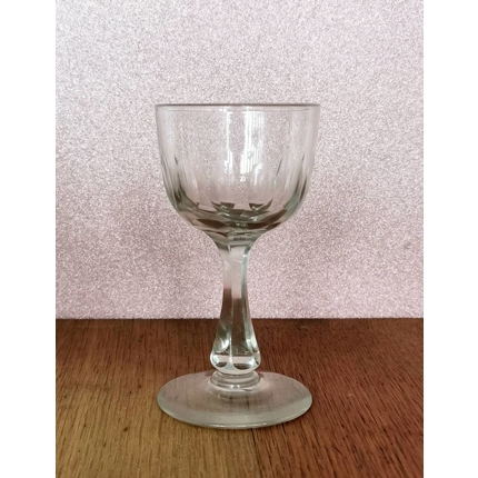 Weinglas mit Schnitzereien und Eckiger Stiel etwa 13,5 cm