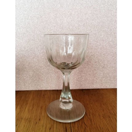 Dessertweinglas mit Schnitzereien und Eckiger Stiel etwa 11 cm