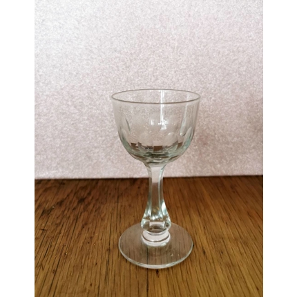 Portweinglas mit Schnitzereien und Eckiger Stiel etwa 10 cm